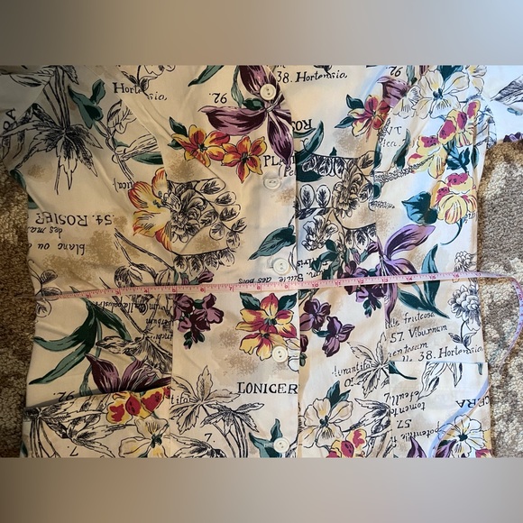 🍑Peaches Uniforms Inc.🍑 Printed Scrub, button-down Top, size Small 🍑 - Picture 10 of 15